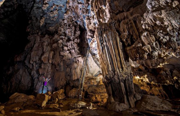 Ladder climbing in Tu Lan Cave